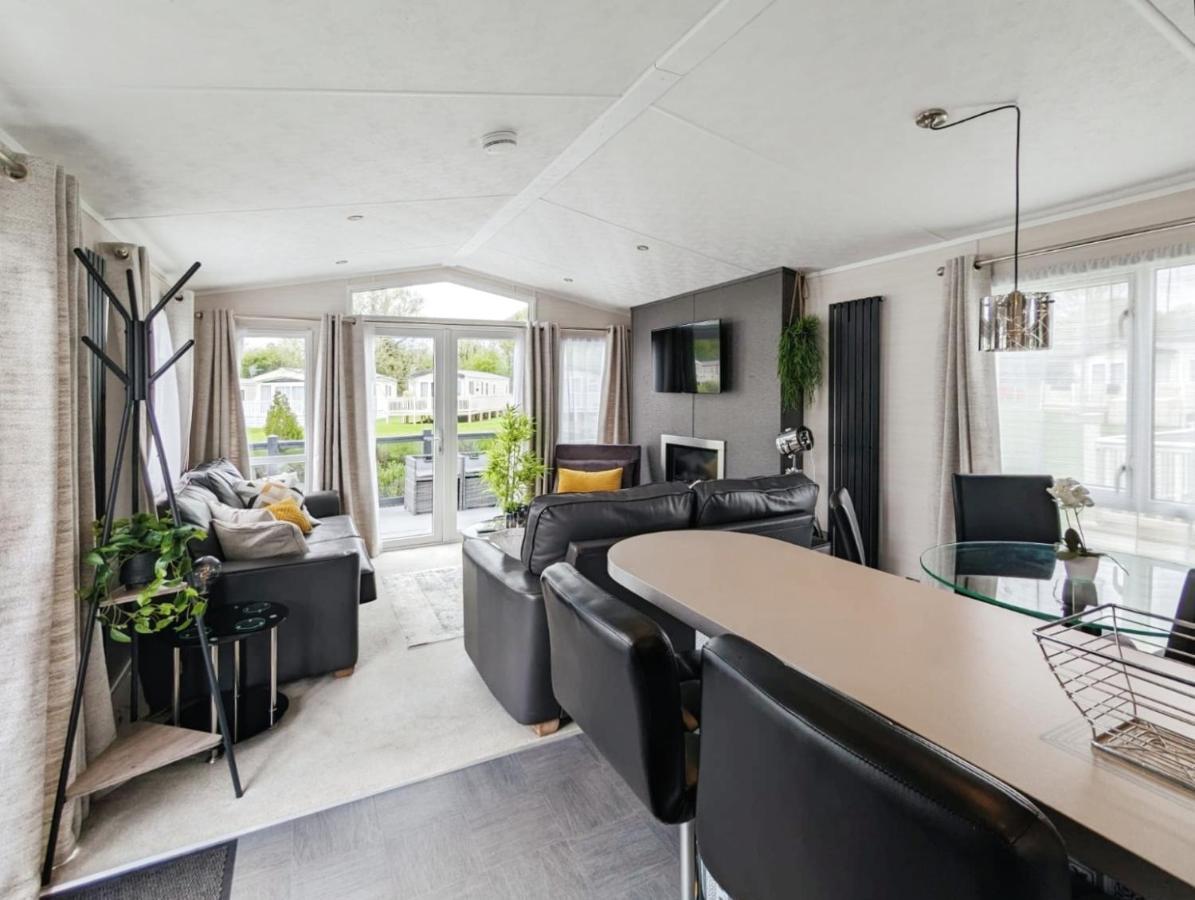 Lakewood Lodge South Cerney Eksteriør bilde